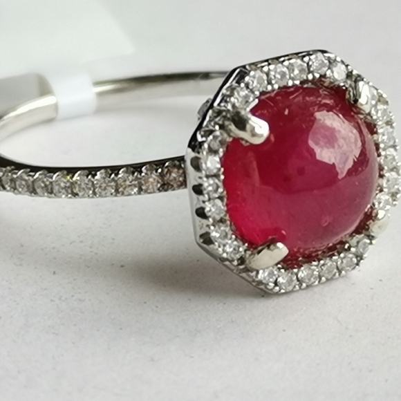 EXQUISITE cabochon Ruby ring with white sapphire halo size 8 - Picture 4 of 8